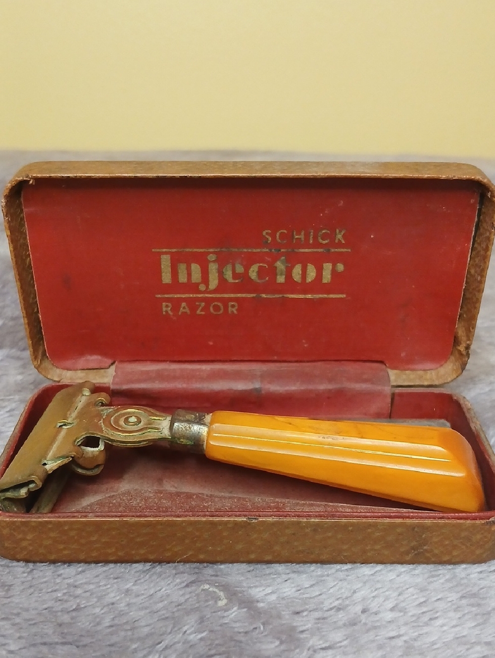 Vintage 1939 Schick Injector Razor With Bakelite Handle, Blades, & Case